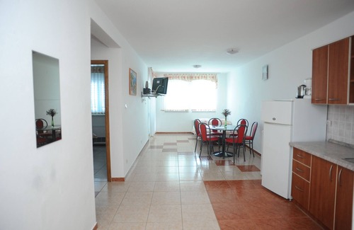 Caska Apartment | Vila Caska: Relax by the Sea with Pool & Ocean View
