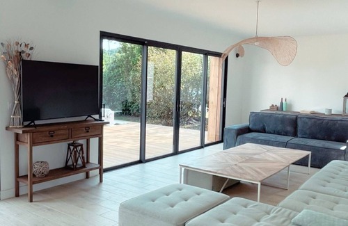 La Teste-de-Buch Villa | Exquisite Villa with Heated Pool & Perfect 10/10 Rating