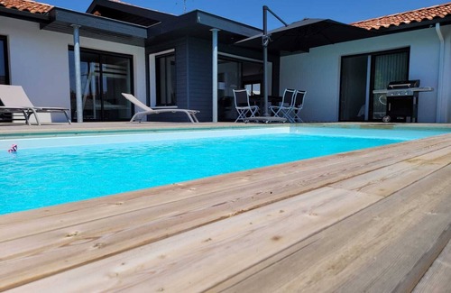 Angresse Villa | Relaxing Villa Angresse with Heated Pool and Hot Tub