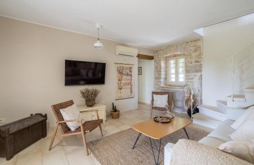 Tinjan House | Discover Villa D'Vita: Oceanfront Escape with Pool