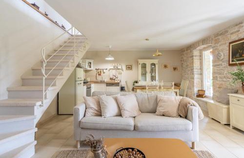 Tinjan House | Discover Villa D'Vita: Oceanfront Escape with Pool