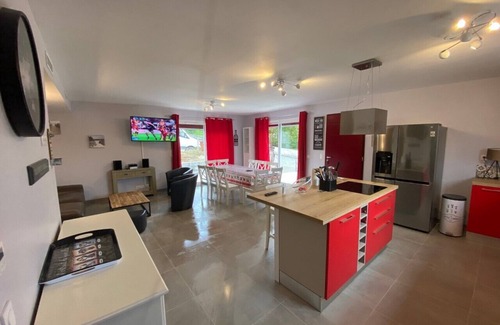 Saint-Pee-sur-Nivelle House | Cozy Villa for 10 in St Pée with Ocean Views & Garden