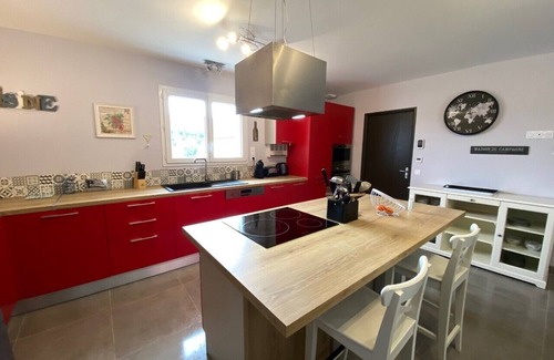 Saint-Pee-sur-Nivelle House | Cozy Villa for 10 in St Pée with Ocean Views & Garden