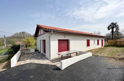 Saint-Pee-sur-Nivelle House | Cozy Villa for 10 in St Pée with Ocean Views & Garden