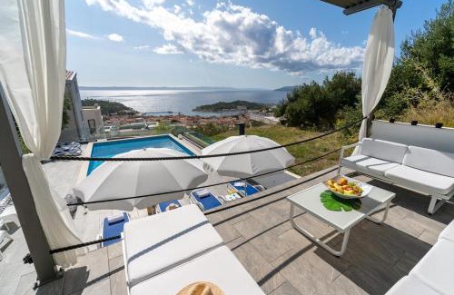 Makarska Villa | Villa Lea: 5-Bedroom Retreat with Pool and Stunning Views