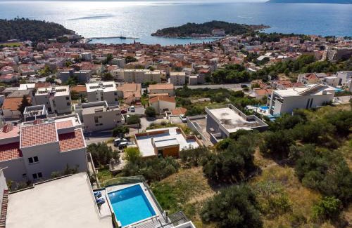Makarska Villa | Villa Lea: 5-Bedroom Retreat with Pool and Stunning Views