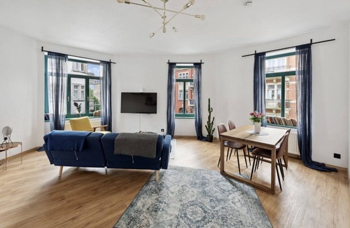 Leipziger Vorstadt Apartment | Chic Vintage Apartment with Pet-Friendly Amenities & Breakfast