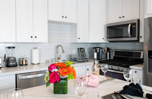 Middletown Villa | Family Villa with Hot Tub & Ocean View - 10/10 Rated!