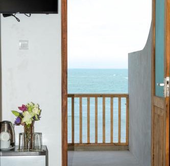 Unawatuna Hotel | Oceanfront Bliss at New Wave Beach Resort Unawatuna