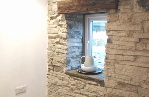 Sowerby Bridge Cottage | Discover Weavers Cottage: Pet Friendly Retreat in Pennines