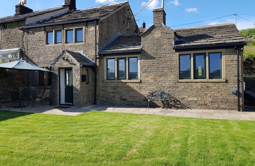Sowerby Bridge Cottage | Discover Weavers Cottage: Pet Friendly Retreat in Pennines