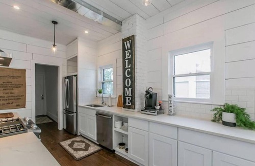 Austin Ave. House | Welcoming New White On Columbus: Ideal Family Gathering Spot
