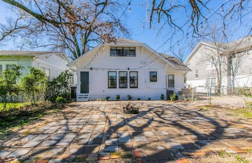 Austin Ave. House | Welcoming New White On Columbus: Ideal Family Gathering Spot