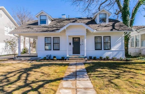 Austin Ave. House | Welcoming New White On Columbus: Ideal Family Gathering Spot
