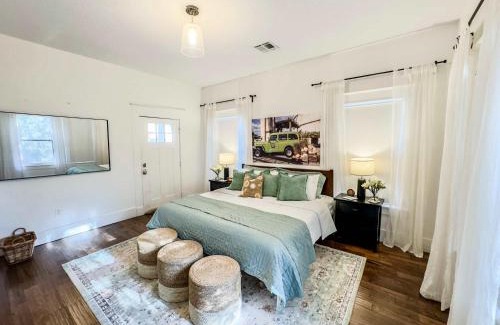 Austin Ave. House | Ideal Family Gathering Place: New White On Columbus