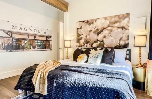 Austin Ave. House | Ideal Family Gathering Place: New White On Columbus