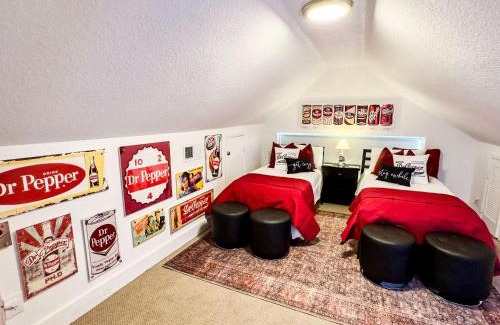 Austin Ave. House | Ideal Family Gathering Place: New White On Columbus