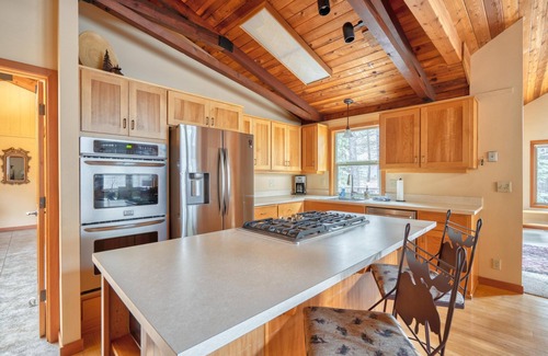 Black Butte Ranch House | Cozy Winter Retreat at Black Butte Ranch with Breakfast