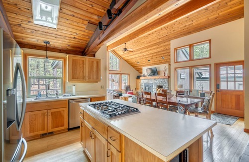 Black Butte Ranch House | Cozy Winter Retreat at Black Butte Ranch with Breakfast