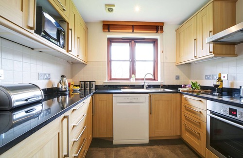 St Wenn Cottage | Discover Sunflower Cottage: Pet-Friendly Retreat with Pool