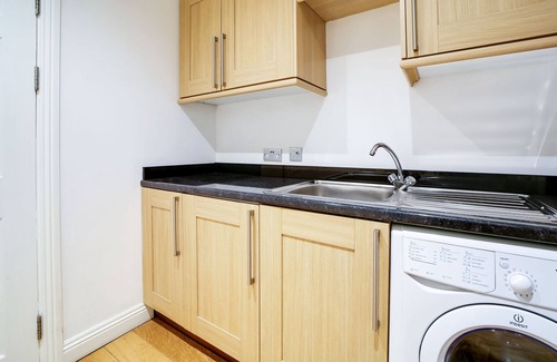 St Wenn Cottage | Discover Sunflower Cottage: Pet-Friendly Retreat with Pool