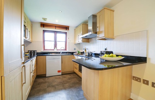 St Wenn Cottage | Discover Sunflower Cottage: Pet-Friendly Retreat with Pool