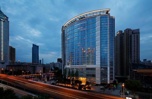Qiao Kou Hotel | Elegant New World Wuhan Hotel: Family-Friendly & Pool Access