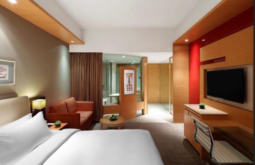 Qiao Kou Hotel | Elegant New World Wuhan Hotel: Family-Friendly & Pool Access
