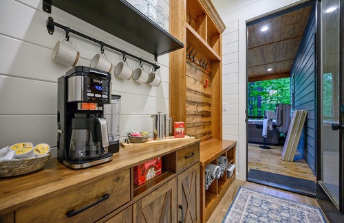 Broken Bow Cabin | New*Yippee-Ki-Yay*Heart of Hochatown*Walk to Mt Fork Brewery*Firewood Provided