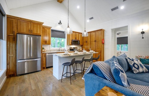 Broken Bow Cabin | New*Yippee-Ki-Yay*Heart of Hochatown*Walk to Mt Fork Brewery*Firewood Provided