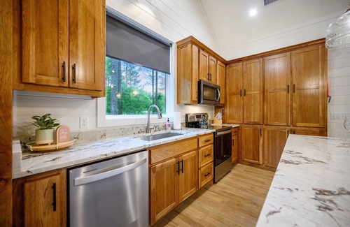 Broken Bow Cabin | New*Yippee-Ki-Yay*Heart of Hochatown*Walk to Mt Fork Brewery*Firewood Provided