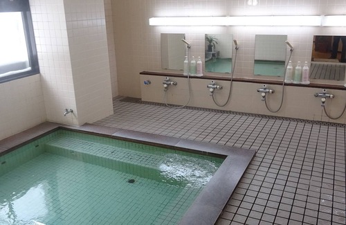 Shiga Highlands House | Eco-Friendly New Yokote: Family-Friendly with Hot Tub Access