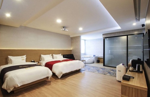 Chinju Hotel | Budget-Friendly New Yorker Hotel with Eco Amenities