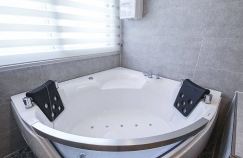 Chinju Hotel | Budget-Friendly New Yorker Hotel with Eco Amenities