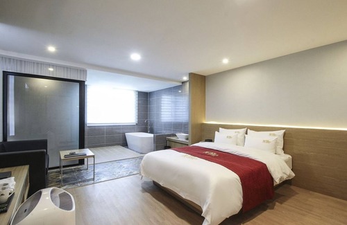 Chinju Hotel | Budget-Friendly New Yorker Hotel with Eco Amenities