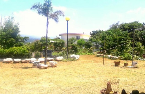Sanzhi Bed & Breakfast | Cozy New Zhilan B&B: Oceanfront Retreat with Hot Tub