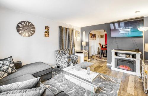 Vauxhall House | Cozy Newark Home with Deck, Fire Pit & Spa Near NYC