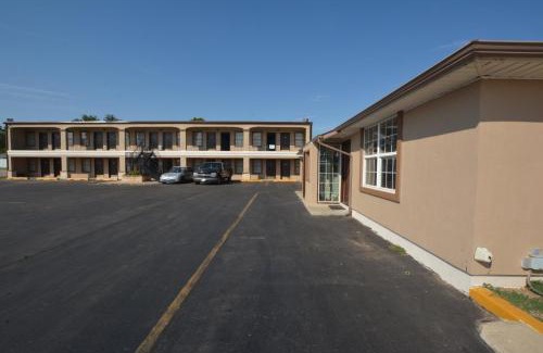 Newcastle Hotel | Family-Friendly Newcastle Motel with Relaxing Hot Tub