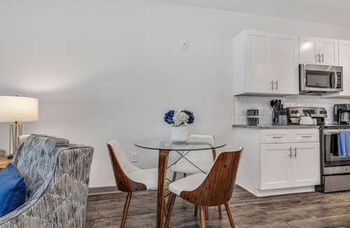 Downtown Chattanooga Condo | Beautiful 2BR Condo with Pool & Breakfast - Guest Rated 9.8