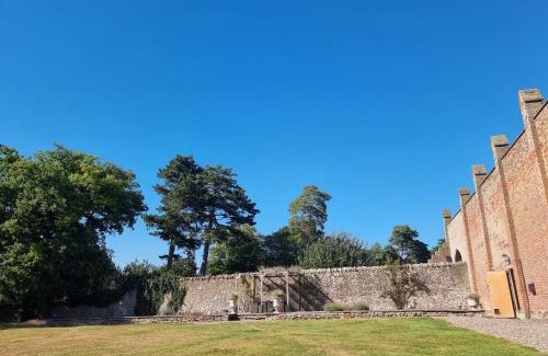 Lugwardine House | Discover Newcourt Manor: Pet-Friendly & Family Ready Escape