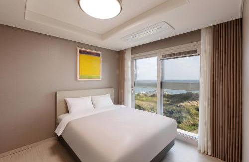 Busan Hotel | Oceanfront NewCZ Osiria Residence - Rated 9.3/10 by Guests