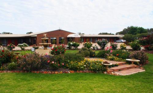 Gillenbah Hotel | Family-Friendly Newell Motor Inn Narrandera with Pool & Breakfast