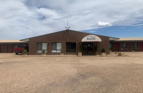 Gillenbah Hotel | Family-Friendly Newell Motor Inn Narrandera with Pool & Breakfast