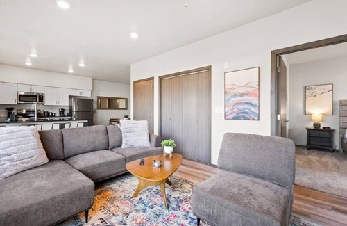 South Perry District Apartment | Perfect 2 Bd 2 Bth Retreat Near Downtown & Perry District