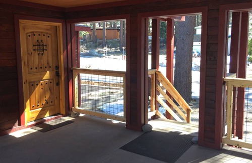 Lower Kingsbury Cabin | Newer cabin w/king bed, jetted tub&5G. Walk/bike to village-lake, food & trails.