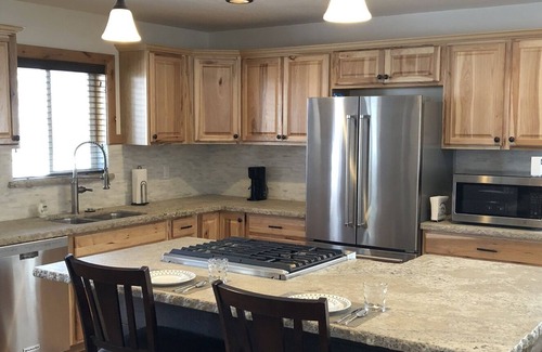 Lower Kingsbury Cabin | Newer cabin w/king bed, jetted tub&5G. Walk/bike to village-lake, food & trails.