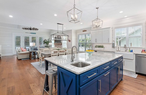 Saint Simons Island Cottage | Coastal Retreat: Steps to Beach with Pool & Hot Tub Access