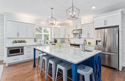 Saint Simons Island Cottage | Coastal Retreat: Steps to Beach with Pool & Hot Tub Access
