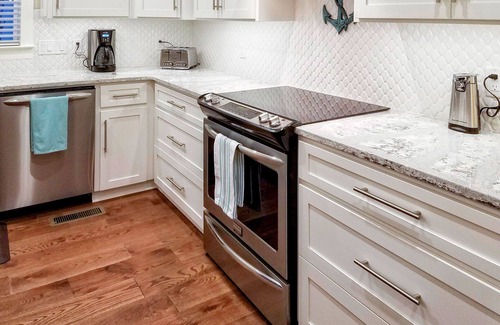 Saint Simons Island Cottage | Coastal Retreat: Steps to Beach with Pool & Hot Tub Access