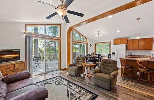 Brill Cabin | Newly Built Lakeside Lodge with Pontoon Rental & Great Views